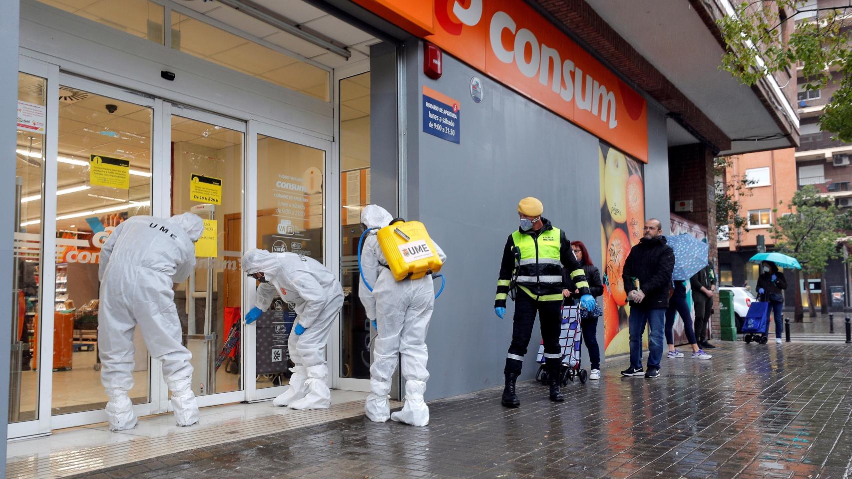 Operarios de la UME desinfectando un supermercado.