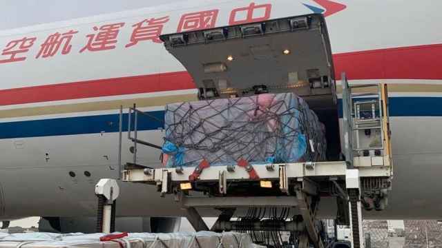 Descarga del avión que aterrizó en Zaragoza con material médico procedente de China.