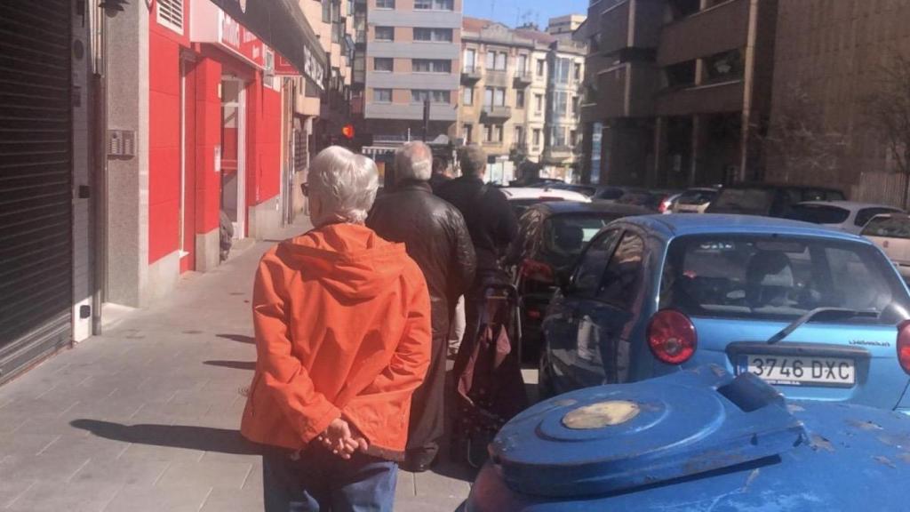 Colas de espera para acceder al interior de un supermercado en Os Mallos