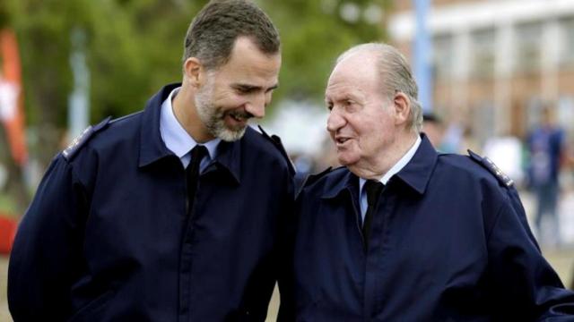 El rey Felipe VI, junto a su padre, el emérito Juan Carlos I.