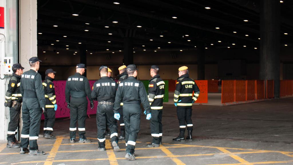 Varios soldados acceden al pabellón 14 de Ifema.