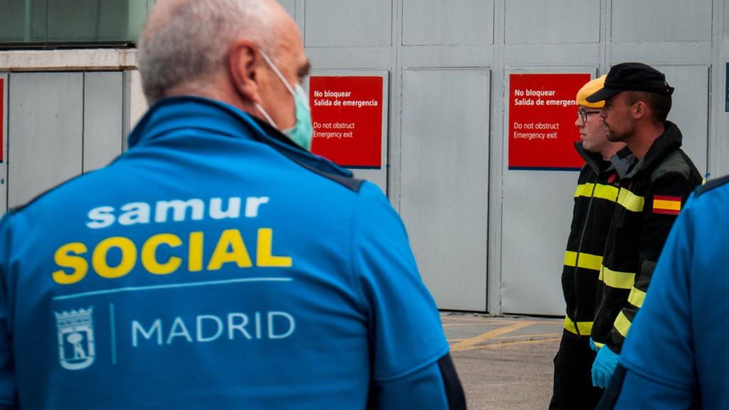 Un miembro del Samur Social observa la llegada de la UME a Ifema.