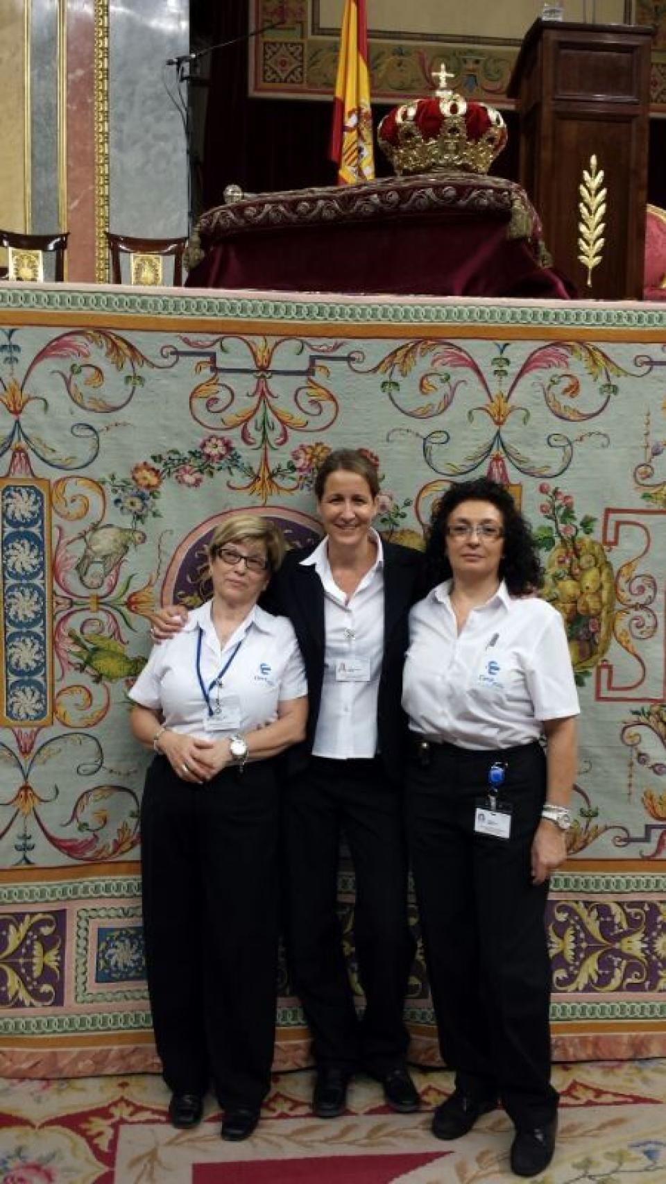 Valentina y unas compañeras en la coronación del Rey.