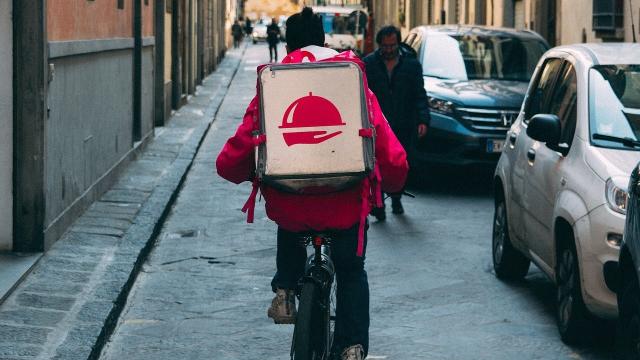 Los restaurantes abandonan la comida a domicilio por miedo a contagios de coronavirus