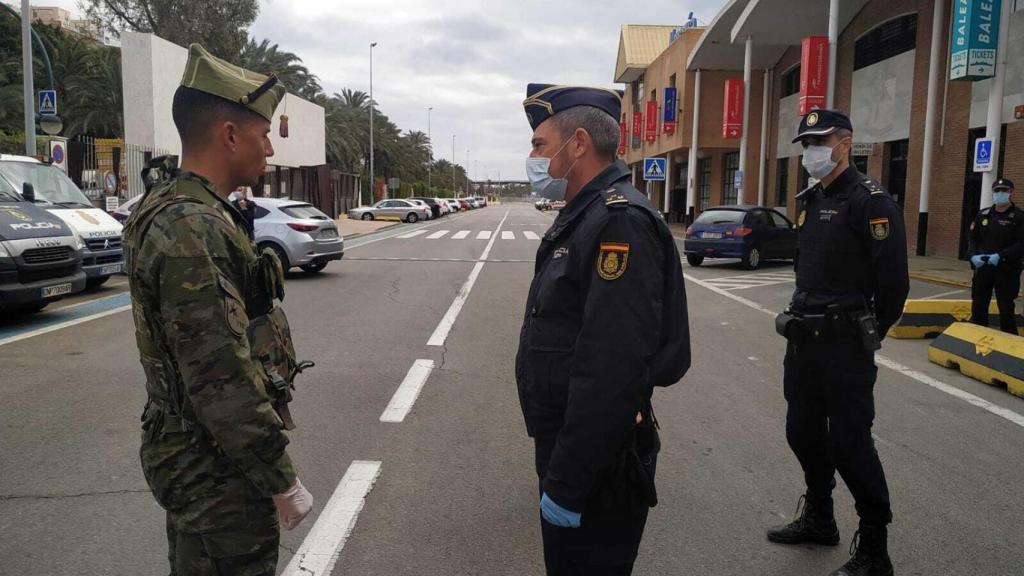 Un soldado conversa con un Policía Nacional en las inmediaciones del puerto de Almería.