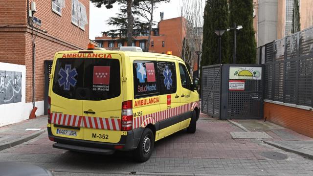 Una ambulancia acude a una residencia de ancianos.