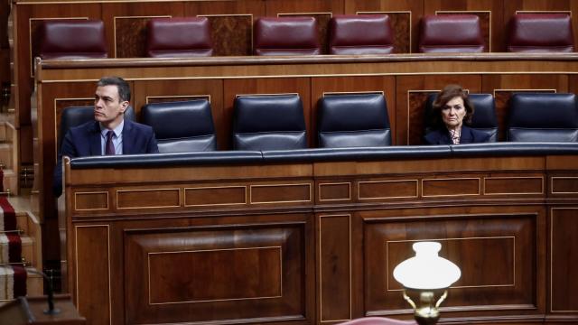 Pedro Sánchez y Carmen Calvo, guardando la distancia de seguridad que obliga a todos los ciudadanos.