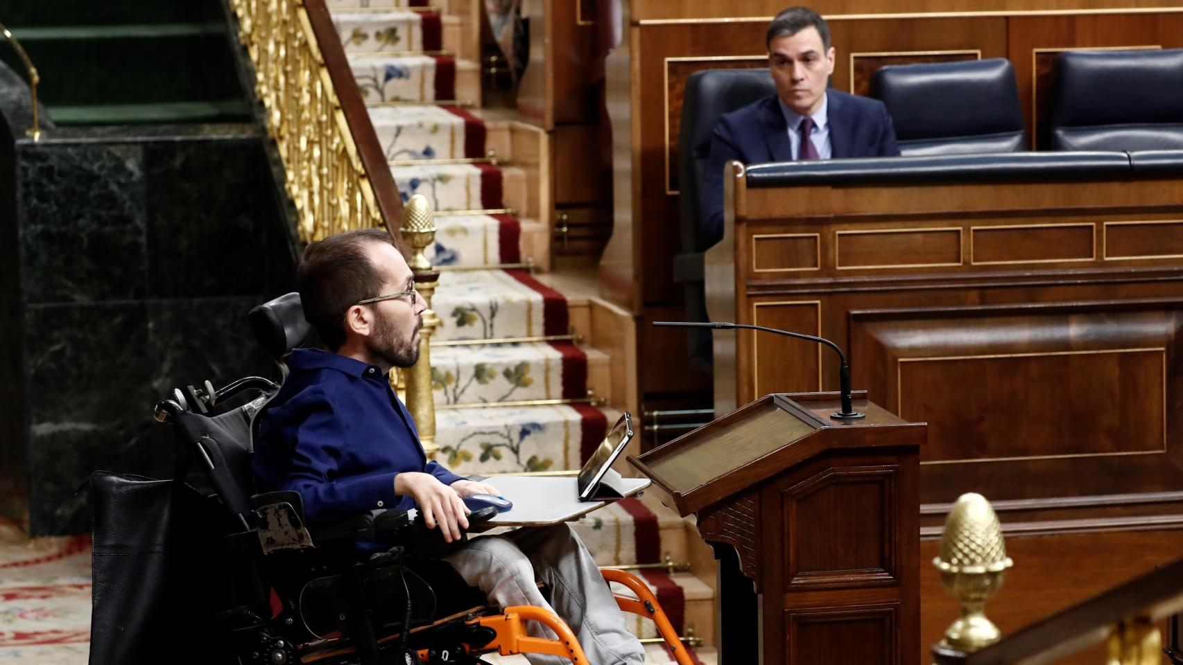 Pablo Echenique se dirige a Pedro Sánchez en el pleno casi vacío del Congreso sobre el estado de alarma.