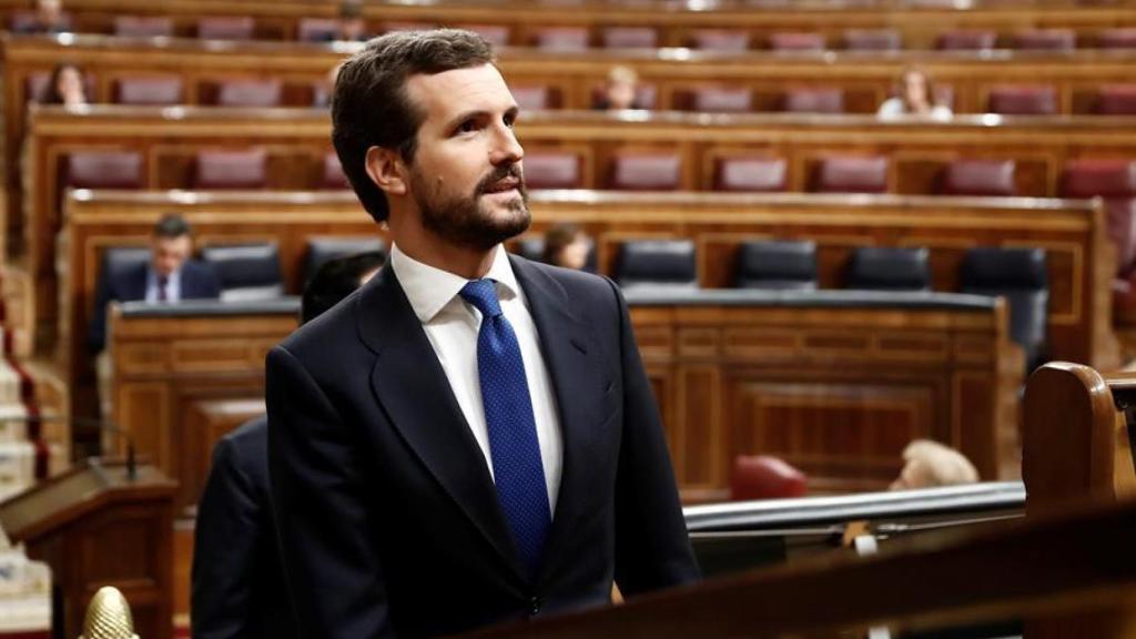 Pablo Casado en el pleno del Congreso, con el presidente Pedro Sánchez al fondo en su escaño.