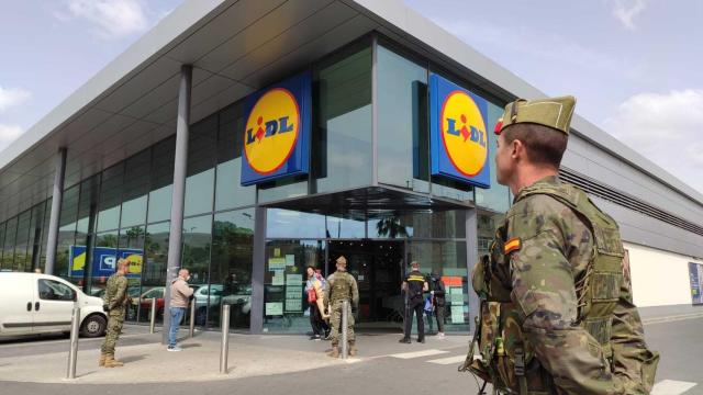 La Legión, patrullando a las puertas de un supermercado.