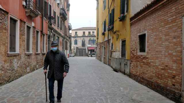 Un hombre con mascarilla paseando por Venecia.