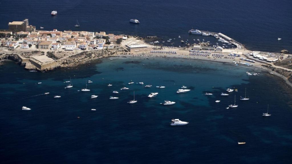 Vista aérea de la isla de Tabarca, de 1.800 metros y un censo poblacional de 51 vecinos.