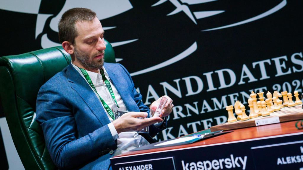 El ajedrecista Alexander Grischuk, desinfectándose las manos