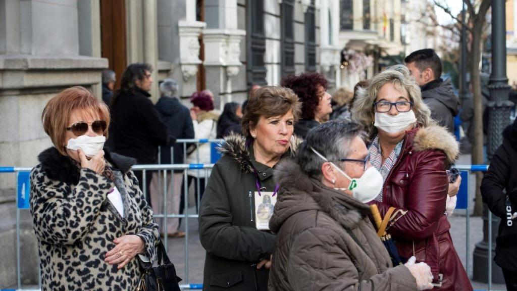 Varias personas con mascarilla antes del estado de alerta sanitaria.