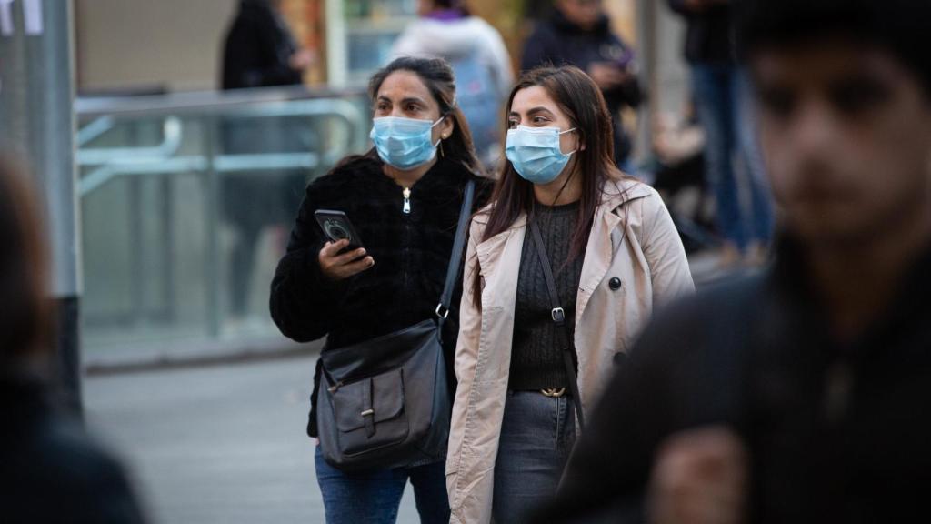 Dos mujeres con mascarilla en Madrid.