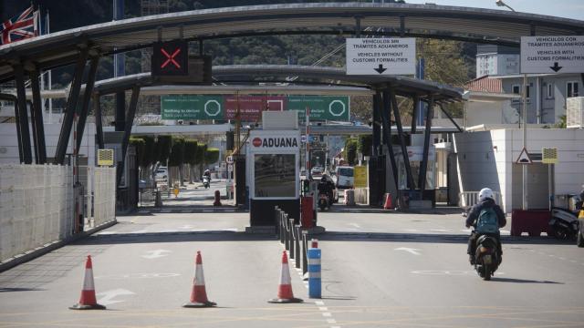 Aduana para cruzar la verja hacia Gibraltar