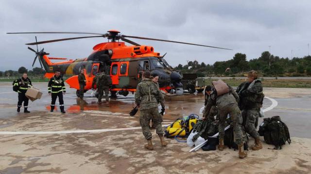 Un helicóptero de la UME en Palma de Mallorca haciendo labores de desinfección.