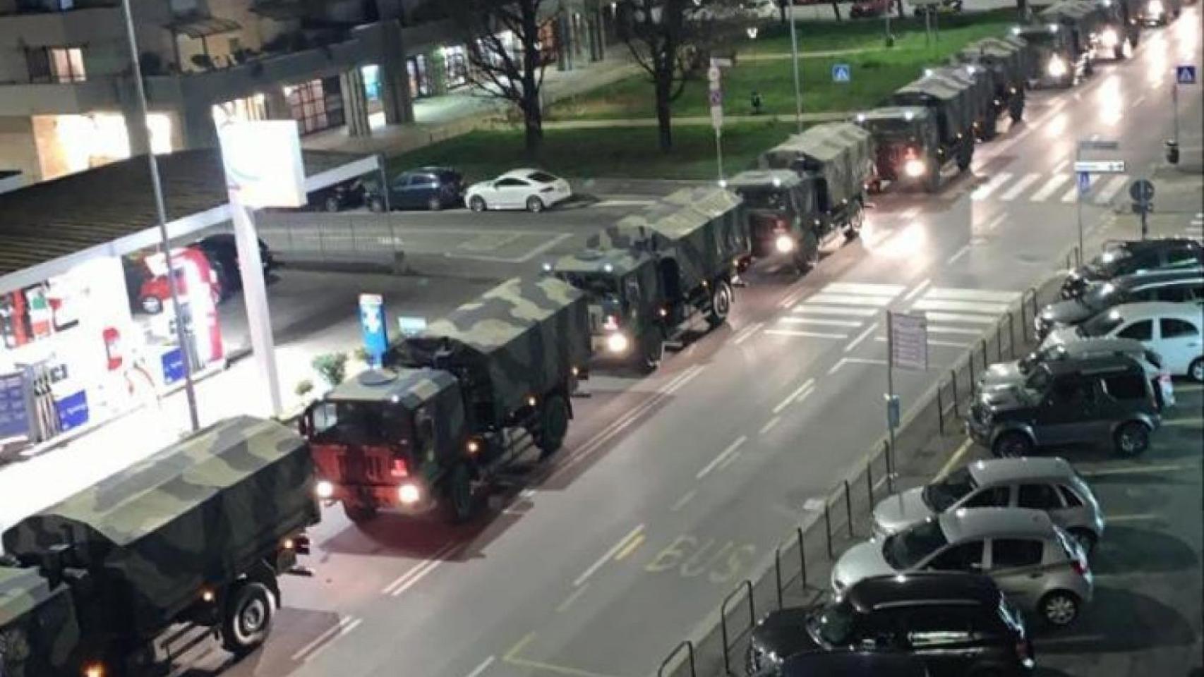 Imagen de la fila de camiones portando féretros en la ciudad italiana.