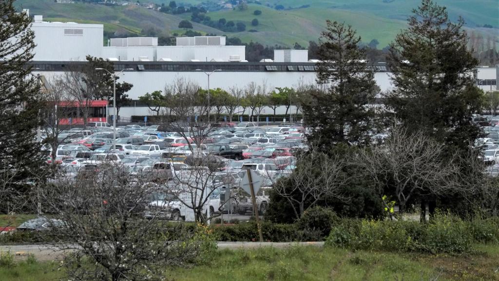 Fábrica de Tesla en Fremont, California, con el aparcamiento lleno