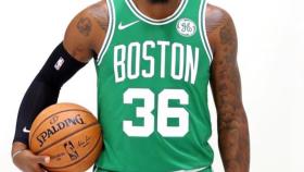 Marcus Smart posando con la camiseta de los Boston Celtic