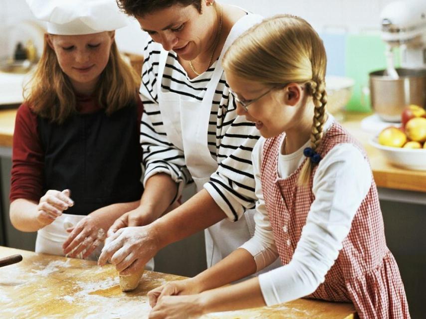 Una de las actividades para hacer en casa es cocinar con los niños.