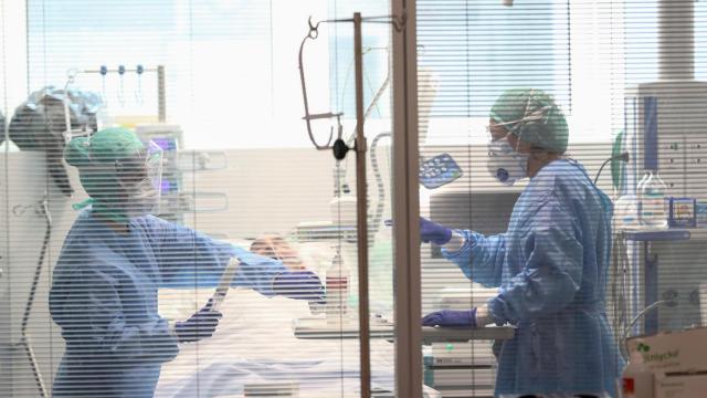 Médicos con equipo de protección en un hospital de Brescia, Italia