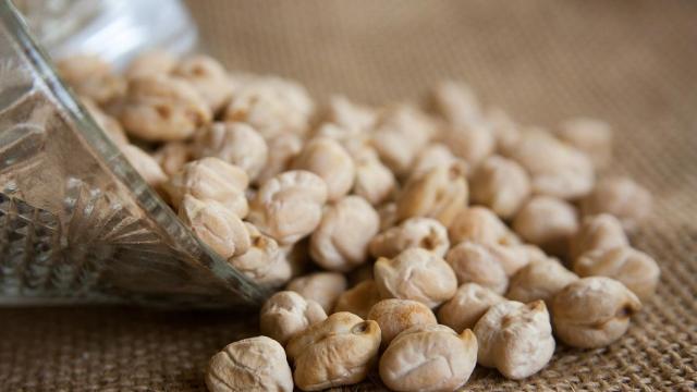 Unos garbanzos esparcidos encima de la mesa.