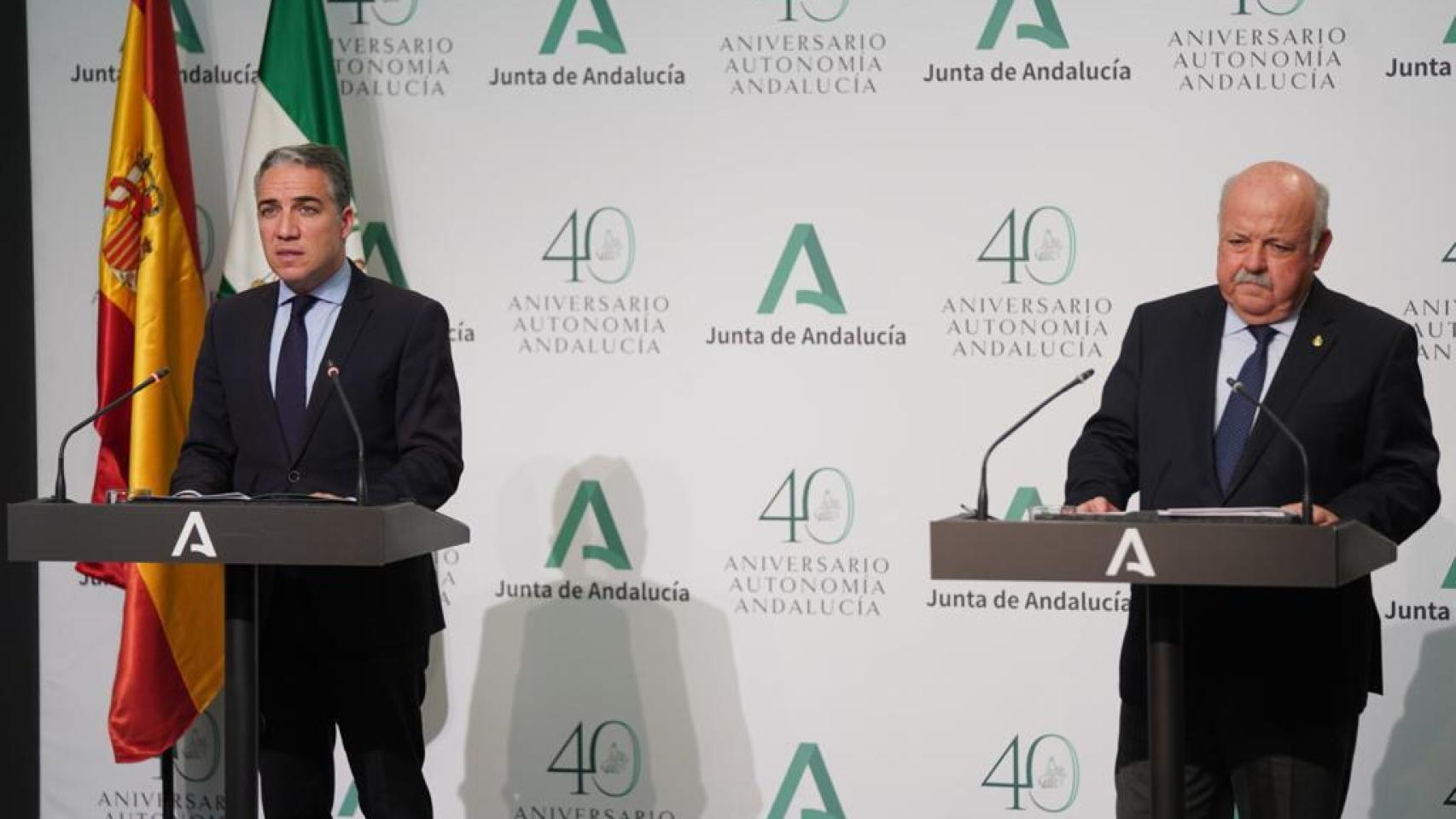 Los consejeros de Presidencia y de Salud, Elías Bendodo y Jesús Aguirre, en rueda de prensa telemática tras el Consejo de Gobierno.