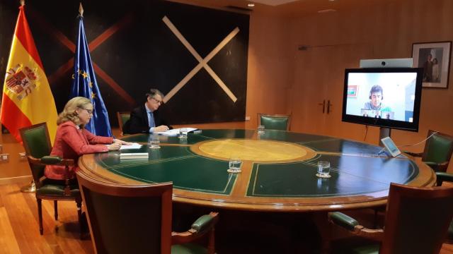 Nadia Calviño y Roberto Sánchez durante la reunión de este viernes con las operadoras de telecomunicaciones.