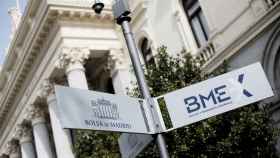 Un rótulo de BME a la entrada de la Bolsa de Madrid.