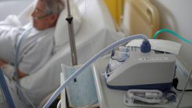 Respirados conectado a un paciente , en un hospital de Vannes (Francia).