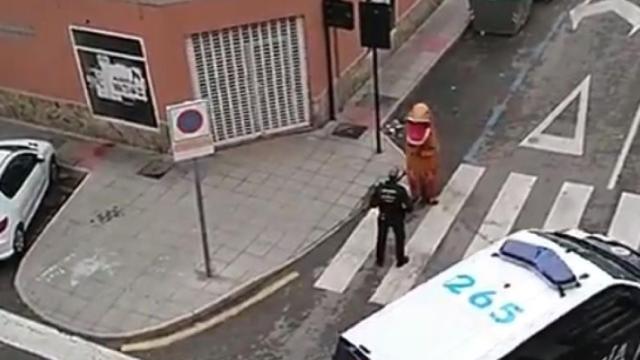 La Policía de Murcia lidiando con un 'dinosaurio' que había salido a la calle