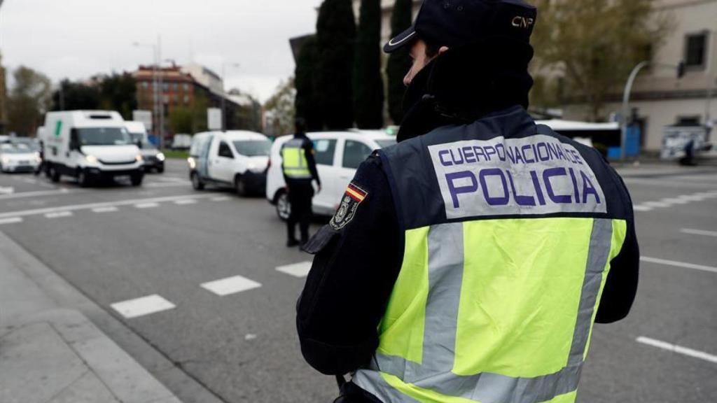 Agentes de la Policía Nacional controlan el tráfico de vehículos durante el estado de alarma.