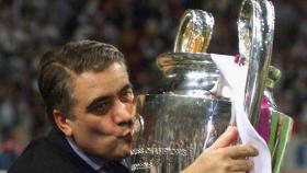 Lorenzo Sanz, expresidente del Real Madrid, con la Copa de Europa.