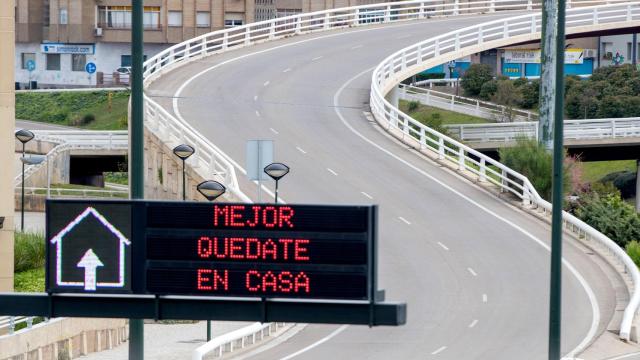 Vista de una carretera completamente vacía en Zaragoza en pleno estado de alarma.