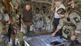 Bernard-Henri Lévy durante su investigación en Somalia.