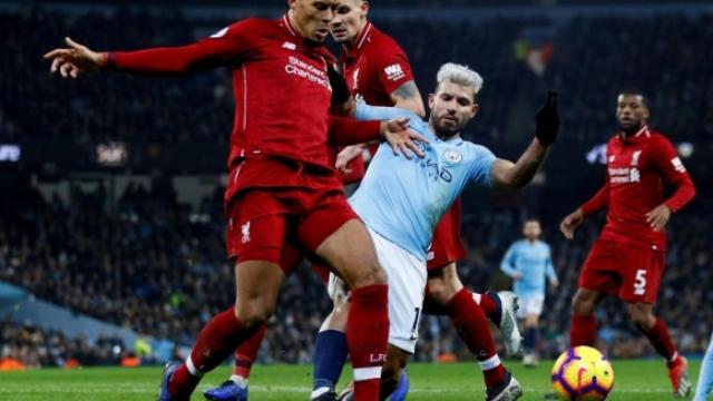 Van Dijk y 'El Kun' Agüero, en el partido Liverpool - Manchester City