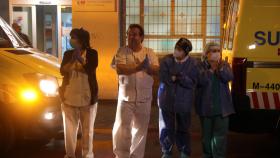 Los sanitarios del hospital de La Princesa, en Madrid, aplauden a la Policía Nacional y Policía Local