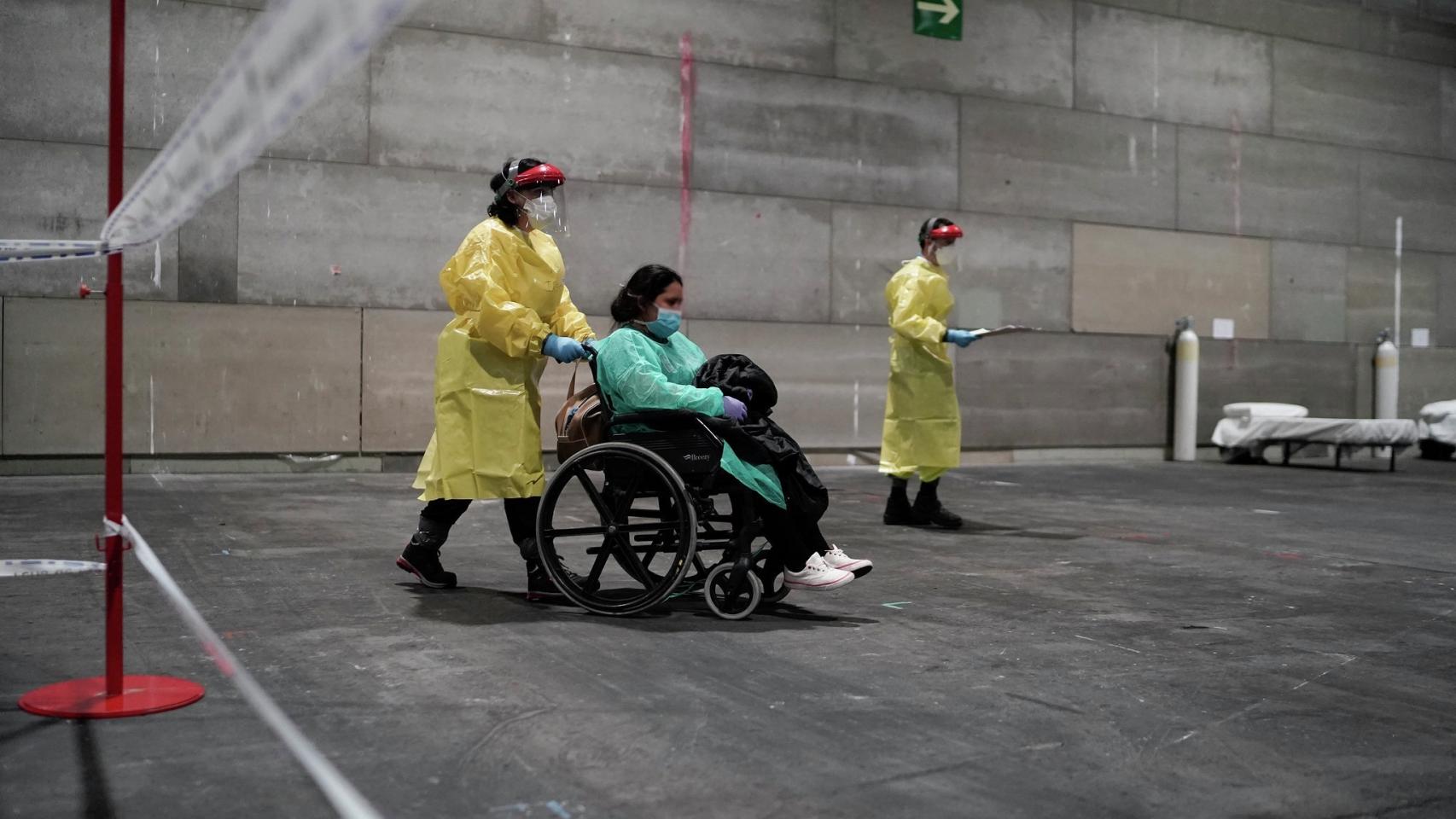 Los primeros pacientes con coronavirus derivados al hospital provisional instalado en Ifema.