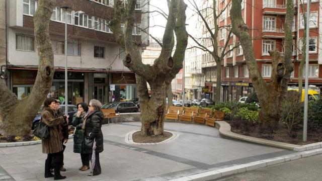 VÍDEO: Coronavirus: la plaza del libro de A Coruña se tiñe de color esperanza