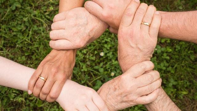 Frena la curva: el servicio de ayuda vecinal que funciona durante la cuarentena en Galicia