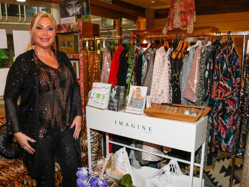 Raquel Mosquera posando junto a su stand de ropa.