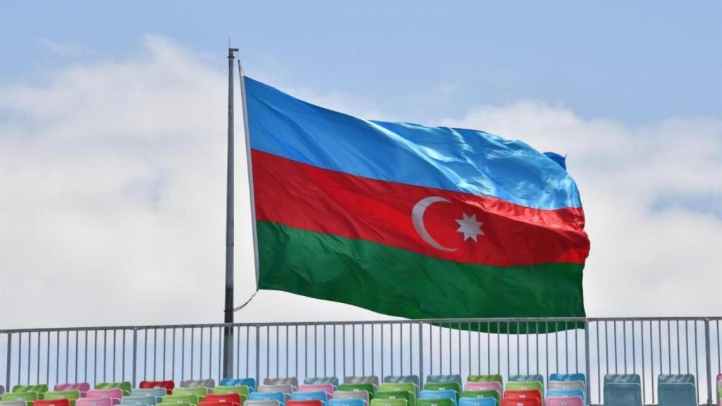 La bandera de Azerbaijan en el circuito de Fórmula 1