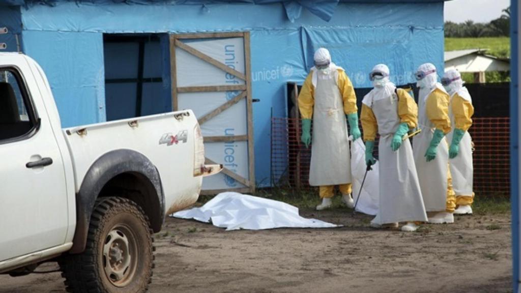 Operarios con los trajes protectores frente a una carpa de Unicef en África Occidental en 2014.