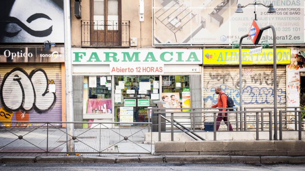 La farmacia frente al metro de Puente de Vallecas.