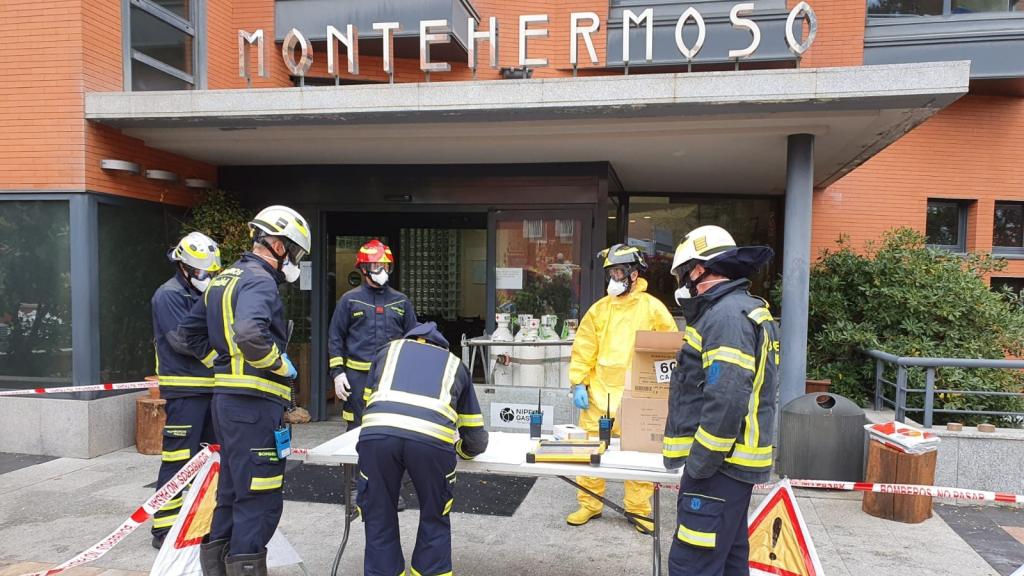 Los Bomberos colaboran en labores de la residencia de ancianos Monte Hermoso (Madrid).