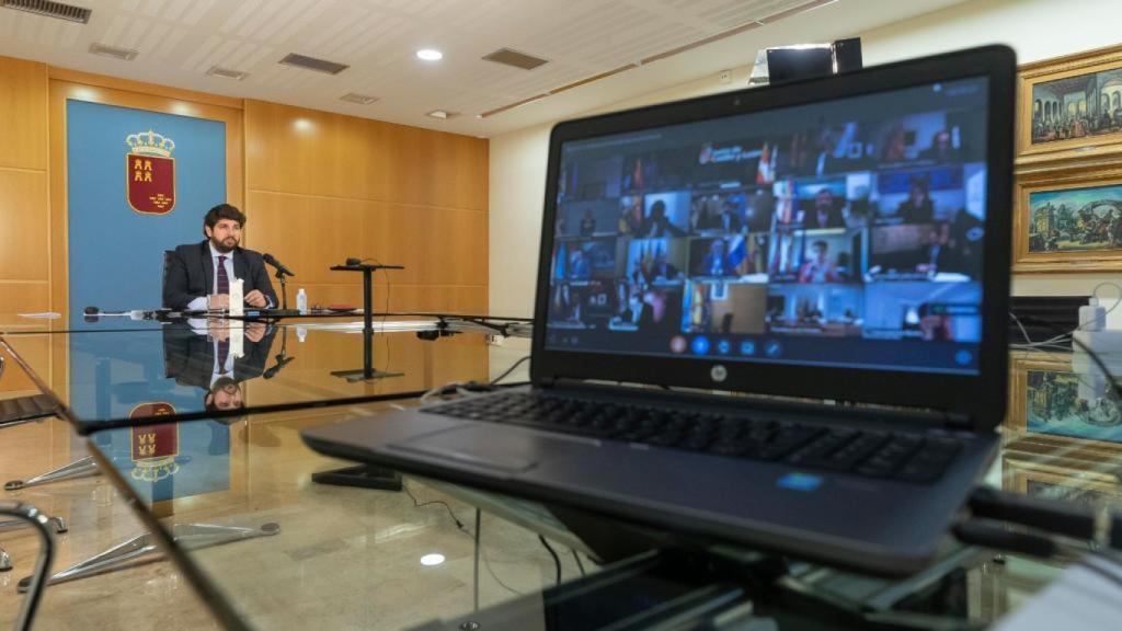 El presidente de la Región, Fernando López Miras, durante la videoconferencia con el jefe del Ejecutivo central, Pedro Sánchez.