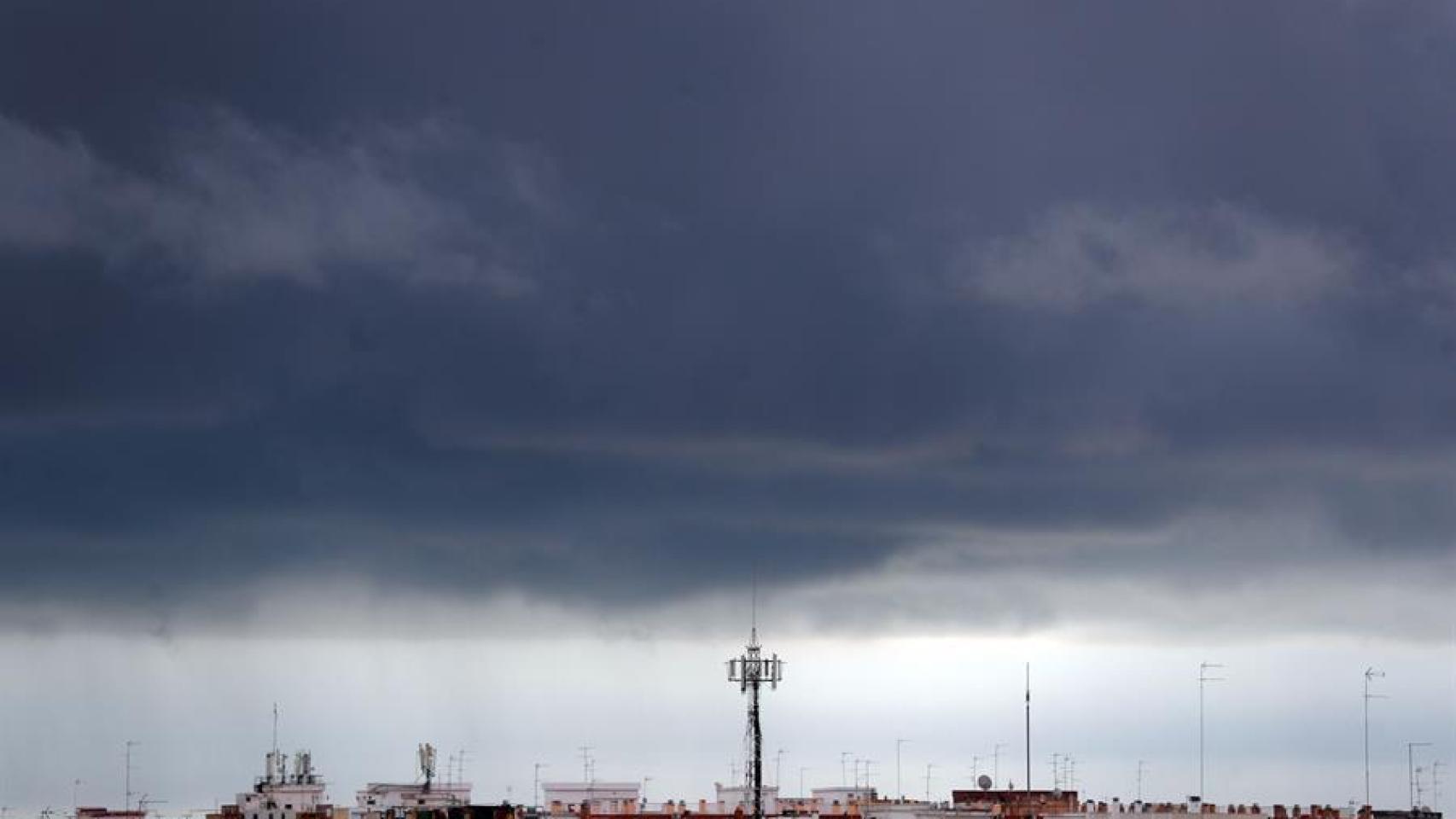 Vista general del frente de nubes sobre la población de Burjassot, Valencia.