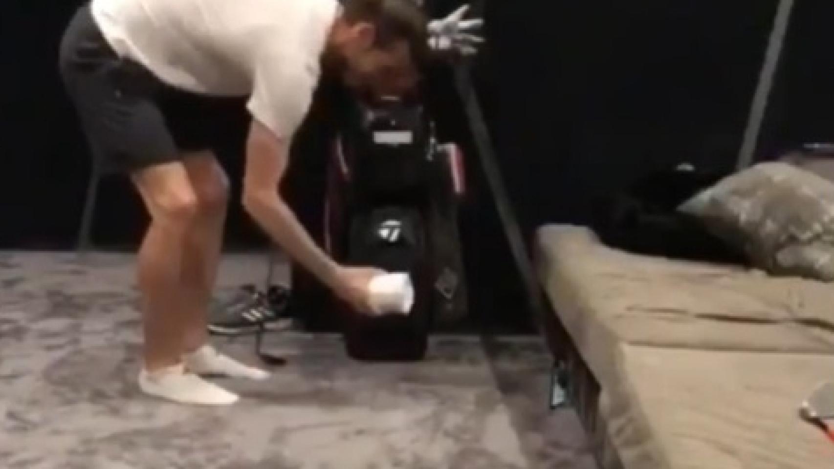 Gareth Bale jugando al golf con papel higiénico en casa