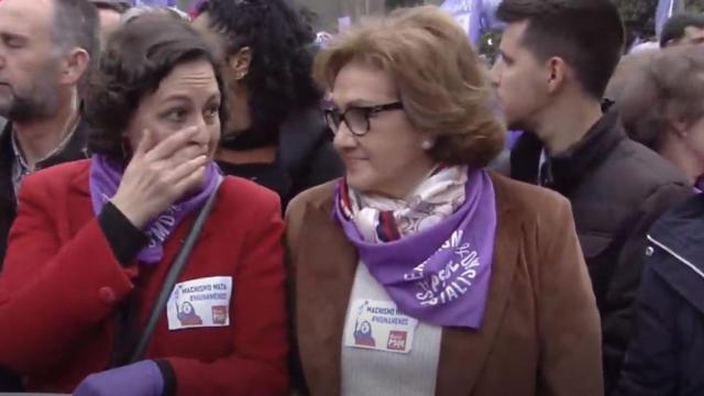 Magdalena Pérez-Castejón durante la marcha del 8-M en Madrid junto a Magdalena Valerio (i).